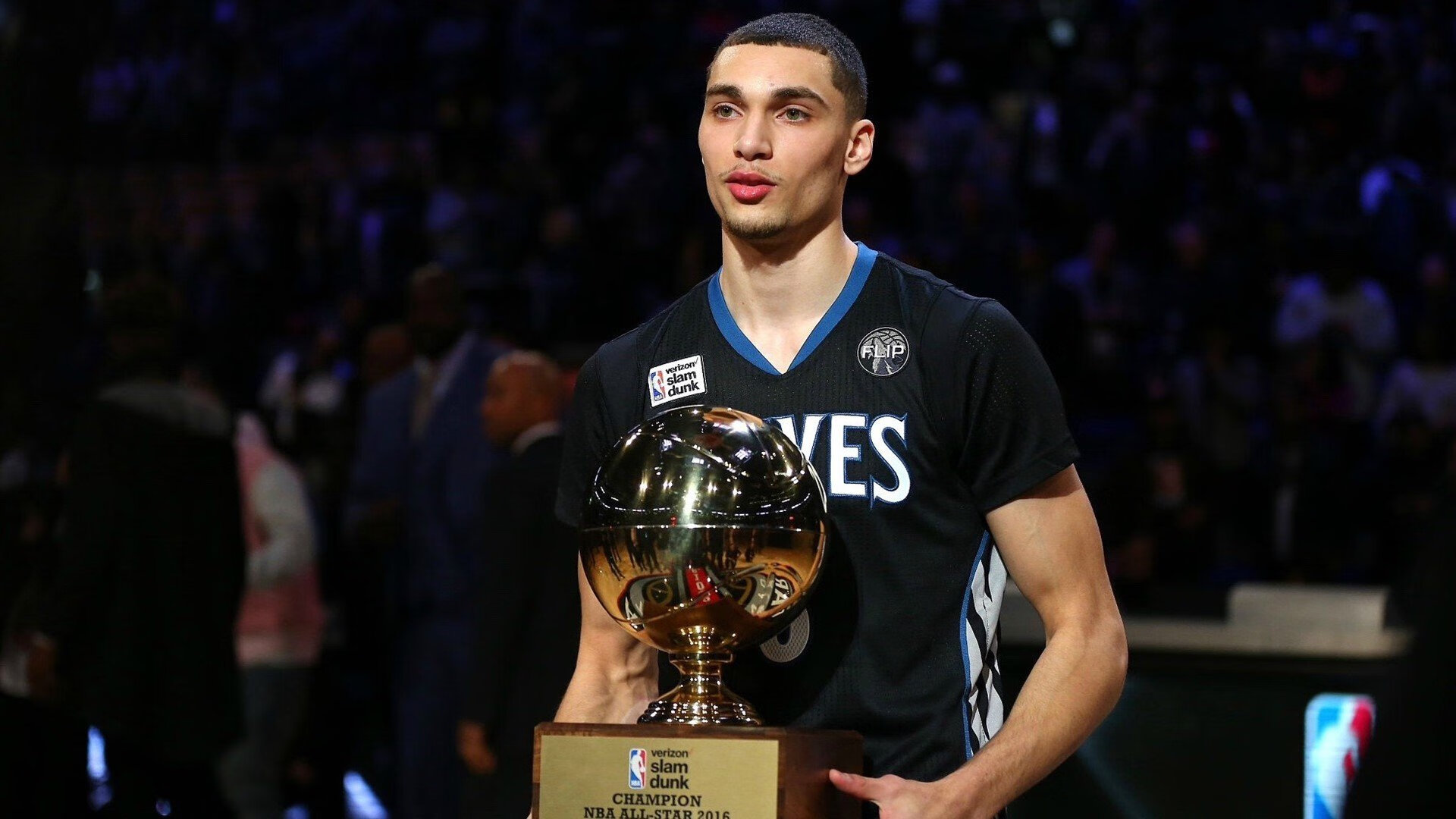 帕利斯特稳健发挥赢得掌声不断，帕利斯把写有给最美的女神